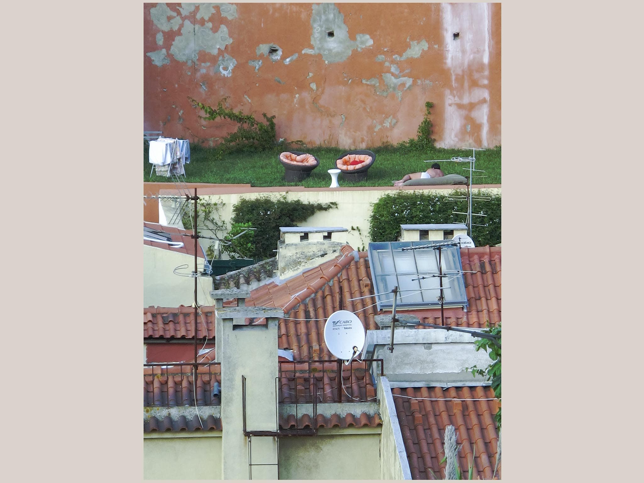 Random Photos_Orange walls and the roofs of Lisbon